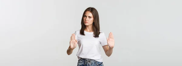 Serious Disgustado Joven Mujer Mostrando Gesto Stop Diciendo Que —  Fotos de Stock