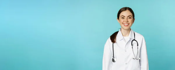 Smiling Healthy Medical Worker Young Woman Doctor Looking Happy Standing — Stok fotoğraf