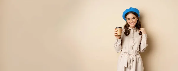 Красивая Современная Девушка Позирует Чашкой Кофе Вынос Пьет Многоразовой Чашки — стоковое фото