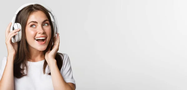 Primer Plano Hermosa Chica Feliz Sonriendo Disfrutando Escuchando Música Auriculares — Foto de Stock
