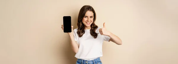 Imagem Jovem Mulher Feliz Mostrando Polegares Para Cima Tela Telefone — Fotografia de Stock