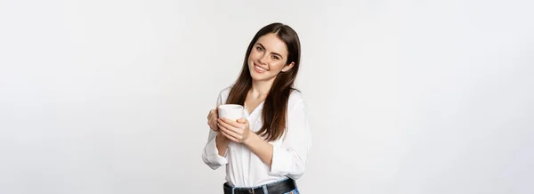 Korporative Frau Steht Mit Kaffeebecher Und Lächelt Trinkt Aus Tasse — Stockfoto