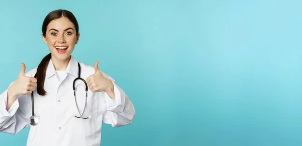 Glückliche Ärztin Ärztin Weißem Mantel Daumen Hoch Anerkennung Wie Etwas — Stockfoto