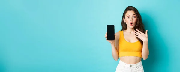 Retrato Menina Surpreso Impressionado Com Aplicativo Smartphone Mostrando Tela Móvel — Fotografia de Stock