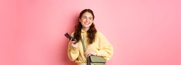 Stilvolle Junge Moderne Frau Die Mit Smartphone Und Geldbörse Irgendwo — Stockfoto
