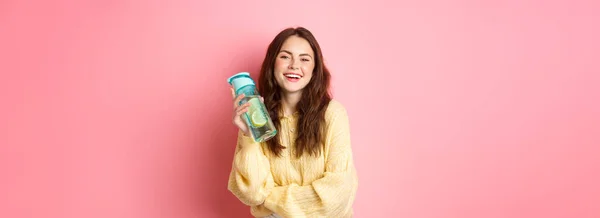 Tetap Terhidrasi Smiling Healthy Girl Holding Water Bottle Lemon Looking — Stok Foto