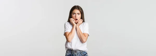 Retrato Mujer Joven Asustada Horrorizada Jadeando Mirando Asustada — Foto de Stock