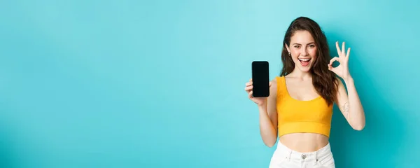 Mira Esto Mujer Guapa Con Sonrisa Atrevida Guiño Mostrando Signo —  Fotos de Stock