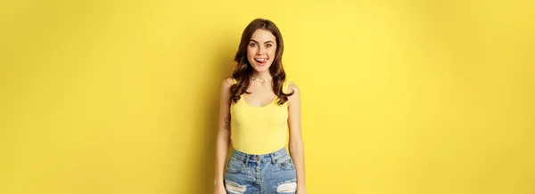 Stylish Young Brunette Woman Showing Her White Healthy Teeth Smiling — Zdjęcie stockowe