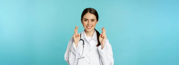 Сподіваюся Жінка Лікар Працівник Лабораторії Схрещує Пальці Посміхається Молячись Бажаючи — стокове фото