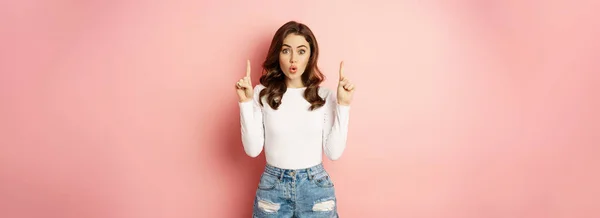 Portrait Surprised Caucasian Woman Stylish Girl Pointing Fingers Looking Impressed — Foto Stock