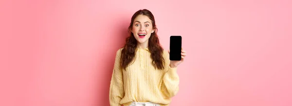 Technologia Zakupy Online Atrakcyjna Studentka Wygląda Podekscytowana Pokazuje Pusty Ekran — Zdjęcie stockowe