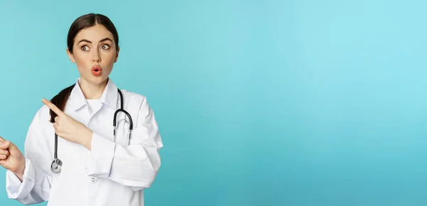 Surprised Female Doctor Physician Stethoscope Pointing Looking Left Amazed Wow — Zdjęcie stockowe