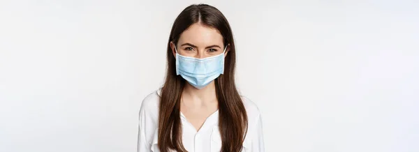 Covid Conceito Pandemia Jovem Mulher Escritório Usando Máscara Médica Durante — Fotografia de Stock