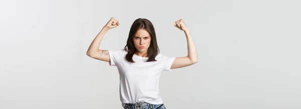 Chica Morena Confiada Aspecto Serio Flex Bíceps Mostrando Fortalezas — Foto de Stock