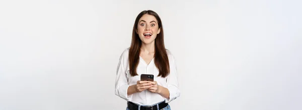 Young Woman Smartphone Smiling Looking Camera Using Mobile Phone App — Φωτογραφία Αρχείου