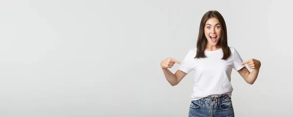Menina Feliz Morena Animado Sorrindo Apontando Dedos Para Logotipo Mostrando — Fotografia de Stock