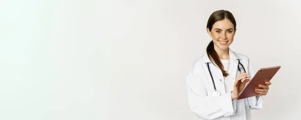 Joven Médico Profesional Mujer Médica Con Estetoscopio Sosteniendo Tableta Digital — Foto de Stock