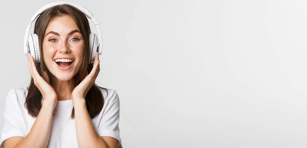 Gülümseyen Kulaklıkla Müzik Dinleyen Ilginç Podcastlardan Hoşlanan Esmer Kızın Yakın — Stok fotoğraf