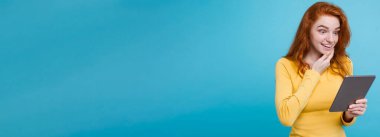 İnsan ve teknoloji kavramı - portre genç güzel çekici Dişileştirilmiş kız dijital masada bir şey yeme içme ile gülümseyen mutlu yakın. Mavi Pastel renkli. Kopya alanı.