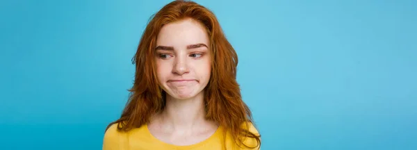 Headshot Portrait Adolescente Rousse Tendre Avec Une Expression Sérieuse Regardant — Photo