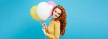 Portre mutlu genç güzel çekici Dişileştirilmiş kız renkli parti balon ile gülümseyen kapatın. Mavi Pastel renkli.