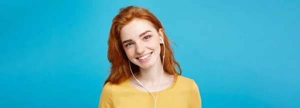 Conceito Estilo Vida Retrato Alegre Feliz Ruiva Menina Cabelo Vermelho — Fotografia de Stock