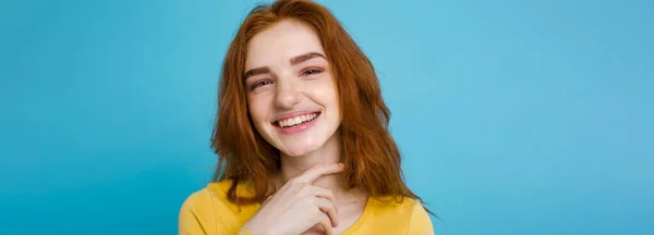 Headshot Retrato Menina Cabelo Vermelho Gengibre Feliz Com Sardas Sorrindo — Fotografia de Stock