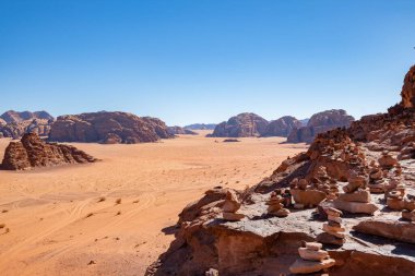 Wadi Rum, Ürdün 'ün güneyinde. Akabe 'nin yaklaşık 60 km doğusunda yer almaktadır. Wadi Rum, UNESCO 'nun Dünya Mirası Alanı olarak adlandırılmasına yol açtı ve Ay Vadisi olarak da bilinir..