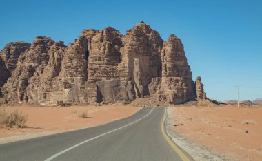 Wadi Rum Yolu, güney Ürdün. Wadi Rum, UNESCO 'nun Dünya Mirası Alanı olarak adlandırılmasına yol açtı ve Ay Vadisi olarak da bilinir..