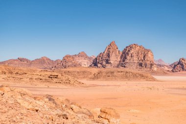 Wadi Rum, Ürdün 'ün güneyinde. Akabe 'nin yaklaşık 60 km doğusunda yer almaktadır. Wadi Rum, UNESCO 'nun Dünya Mirası Alanı olarak adlandırılmasına yol açtı ve Ay Vadisi olarak da bilinir..