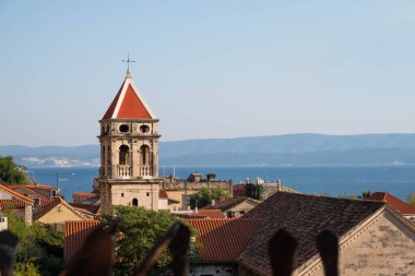 Eski şehirde Omis Hırvatistan güzel yaz görünümü.
