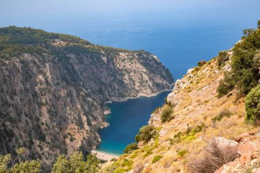 Oludeniz 'deki Kelebek Vadisi (kelebekler vadisi) ve Türkiye' nin batısındaki Fethiye. Bu vadiye sadece tekne ya da kaya tırmanışıyla ulaşabilirsiniz. Mugla Türkiye