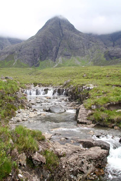 Portrait Montagne Des Chutes Fées Coulant Cascade Dans Île Skye — Photo