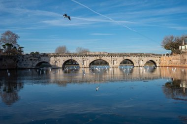 İtalya 'nın Rimini kentindeki Tiberius Köprüsü