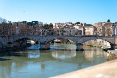 Tiber nehri boyunca Roma 'da köprü