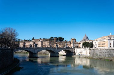 Tiber nehri boyunca Roma 'da köprü