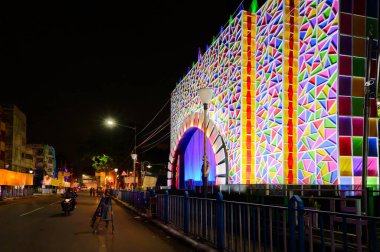 Kolkata, Batı Bengal, Hindistan - 23 Ekim 2020: Kolkata caddesinin yanında, gece süslenmiş Durga Puja pandalı. Hinduizm 'in en büyük festivali tüm dünyada kutlandı..