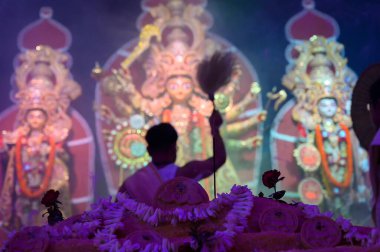 Howrah, Batı Bengal, Hindistan - 5 Ekim 2019: Tanrıça Durga 'ya chamorlu Hindu rahip tapıyor. Vog, Durga 'ya kutsal yemek sunuluyor. Hinduizm 'in en büyük festivali.