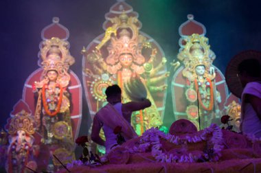 Howrah, Batı Bengal, Hindistan - 5 Ekim 2019: Tanrıça Durga 'ya chamorlu Hindu rahip tapıyor. Vog, Durga 'ya kutsal yemek sunuluyor. Hinduizm 'in en büyük festivali.