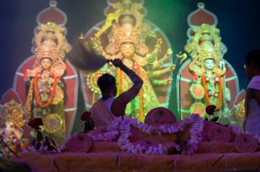Howrah, Batı Bengal, Hindistan - 5 Ekim 2019: Tanrıça Durga 'ya chamorlu Hindu rahip tapıyor. Vog, Durga 'ya kutsal yemek sunuluyor. Hinduizm 'in en büyük festivali.