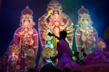 Howrah, Batı Bengal, Hindistan - 5 Ekim 2019: Aynalı Hindu rahip tanrıça Durga 'ya tapıyor. Vog, Durga 'ya kutsal yemek sunuluyor. Hinduizm 'in en büyük festivali.