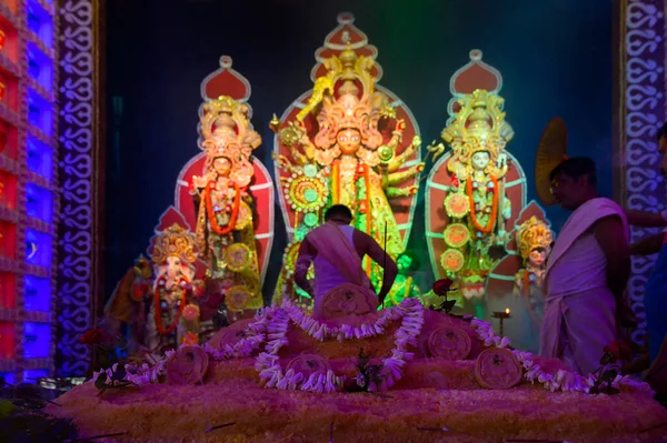 Howrah West Bengal India ลาคม 2019 เทพธ Durga กนม สการโดยพระสงฆ — ภาพถ่ายสต็อก