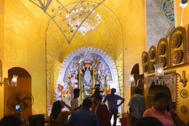 Kolkata, Batı Bengal, Hindistan - 8 Ekim 2019: Hindu fanatikler gece Durga Puja pandalını ziyaret ederek Tanrıça Durga 'nın idolünü içeri aldılar. Hinduizm 'in en büyük festivali dünya çapında kutlandı.