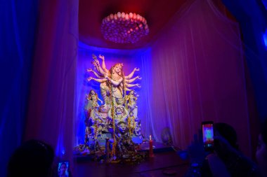 Kolkata, Batı Bengal, Hindistan - 8 Ekim 2019: Geceleyin Durga Puja pandalı ile süslenmiş tanrıça Durga 'nın idolü ile birlikte. Hinduizm 'in en büyük festivali tüm dünyada kutlandı..