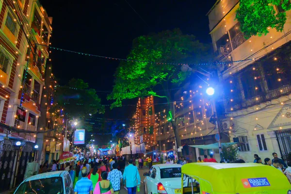 印度加尔各答 2019年10月8日 印度西孟加拉邦杜尔加普贾节期间 加尔各答装饰街道的夜景 在彩灯下拍摄 Durga Puja是印度教最大的节日 — 图库照片