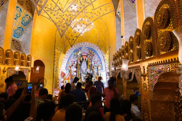 加尔各答 Kolkata 印度西孟加拉邦 2019年10月8日 印度教信徒在晚上参观装饰的Durga Puja板 里面有女神Durga的神像 世界上最大的印度教节日 — 图库照片