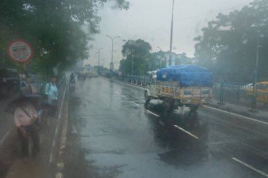 Kolkata, Batı Bengal, Hindistan - 17 Ağustos 2019: Islak cam üzerine düşen yağmur damlaları, trafiğin soyut bulanıklığı - eski Kalküta kenti muson stok görüntüsü) ,