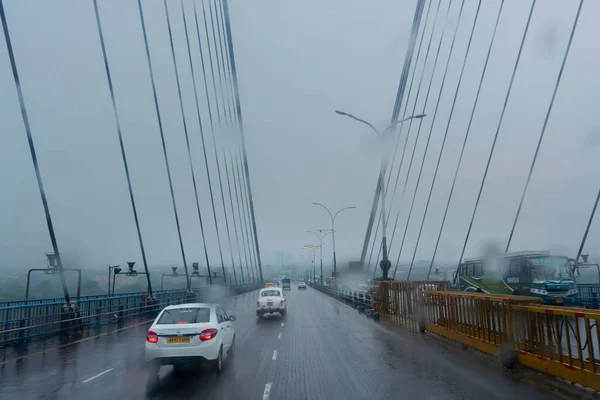 Howrah West Bengal India 자동차 다리의 교통에서 빗방울을 Monsoon Stock — 스톡 사진