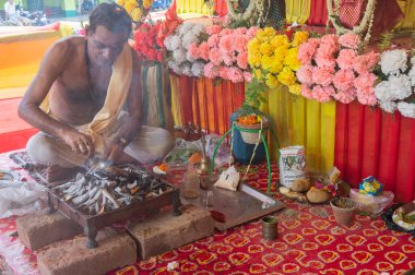 Howrah, Batı Bengal, Hindistan - 29 Haziran 2020: Hindu rahip, Tanrı Jagannath, Balaram ve Suvodra 'nın putuna tapındıktan sonra Yajna' yı bitiren, kutsal ateşin önünde, pandalın içinde..